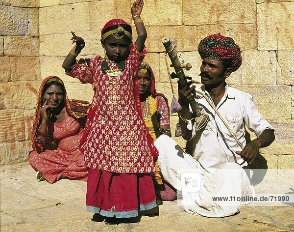 10205410  India  Asia  instrument  tool  Jaisalmer  girl  man  Rajasthan  street  dance group