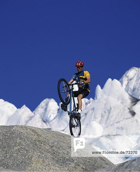 10276624  Schweiz  blau  Himmel  Dynamik  Klippe  Mann  Mountain-Bike  Schnee  Massen  Sprung  Fahrrad  Sport