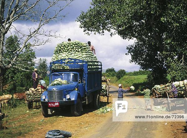 10282350 Arbeiter Birma Asien hölzerne Karren Kohl LKW Shan State Street Umladung