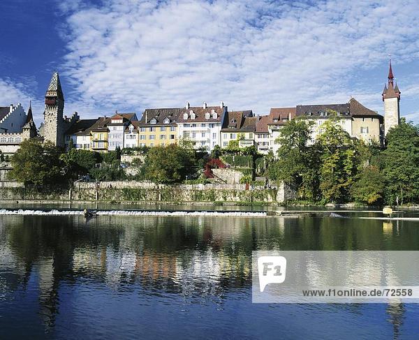 Europa Wohnhaus Gebäude fließen Fluss Fassade Hausfassade Altstadt Schweiz