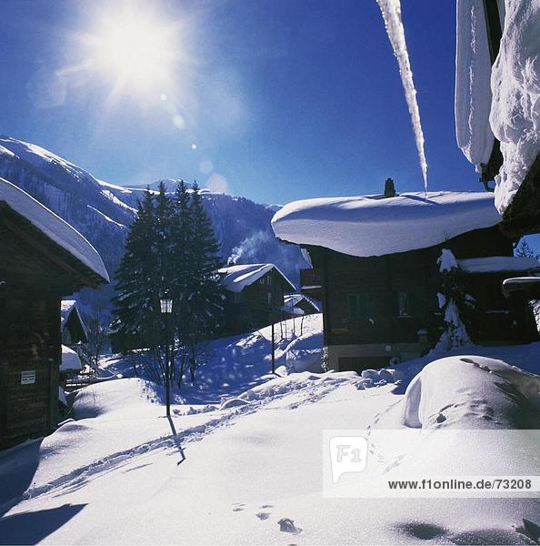 Winter Wohnhaus Gebäude Eiszapfen Lawine Februar Schnee Sonne Schweiz dicht