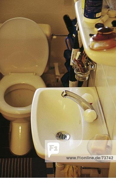 Wohnhaus Einfachheit Badezimmer Toilette flach Hygieneartikel Altbau