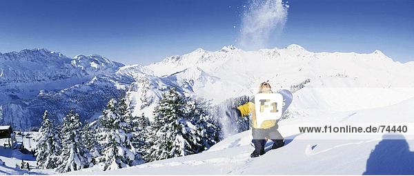 10618512  apres Ski  Aufstieg  Förderung  Berge  Dents du Midi  Frau  Les Portes du Soleil  Panorama  Snowboard  winter sport