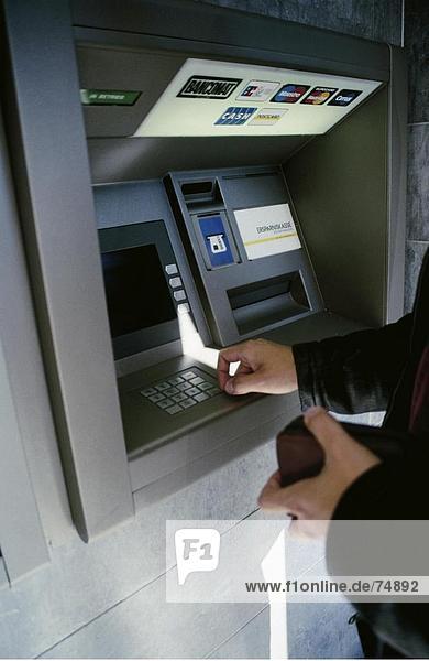 10630761  Arme  Bancomat  Geldautomat  Bank  Detail  Geld  Hand  Cover  Verweis  Kreditkarte  Mann  Schweiz  Europa