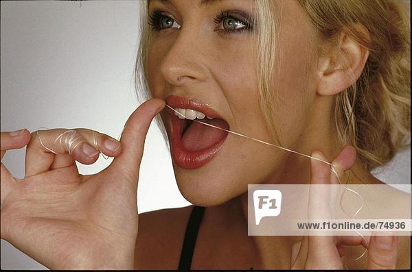 10631351  Blond Frau  Pflege  Wartung  Zähne  Zahnpflege  Zahnseide  Lippen  Hygiene