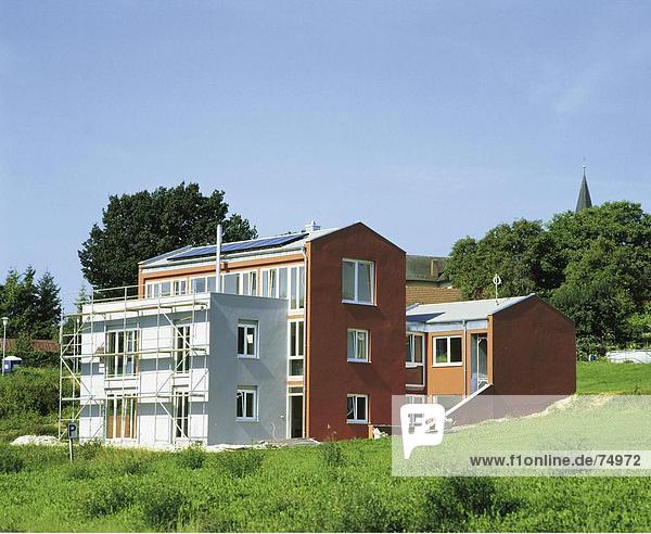 bauen Wohnhaus Dorf Sonnenenergie Ökologie Sonnenkollektor modern