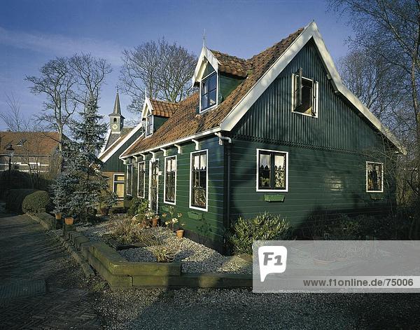Wohnhaus Gebäude grün Kirche Dorf Insel Niederlande Holzhaus