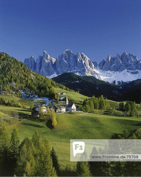 10641411  alpine  Alpen  Südtirol  Berge  Dolomiten  Dorf  Geisler  Herbst  Italien  Europa  Kirche  Landschaft  Schnee  Aufgaben