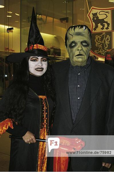 10642278  Tradition  party  Fête  Frankenstein  Halloween  Hexe  Kostüme  Masken  Monster  Paar  Paar  Verschleierung  Phantasie d