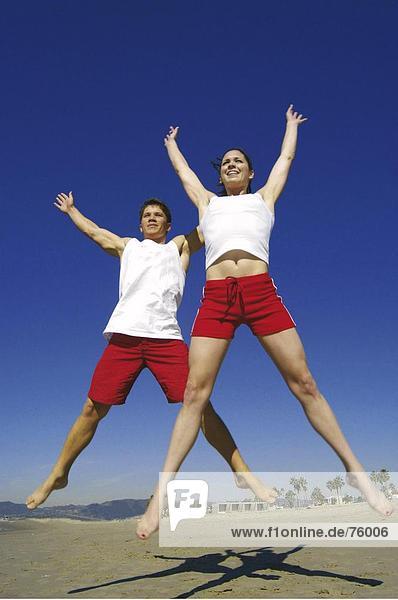 10642302  Aktion  Fitness  Freude  sprang  Freude am Leben  Kapern  Sprung-Paar  Paar  Spaß  Witz  Sport  Sprung  Strand  Meer