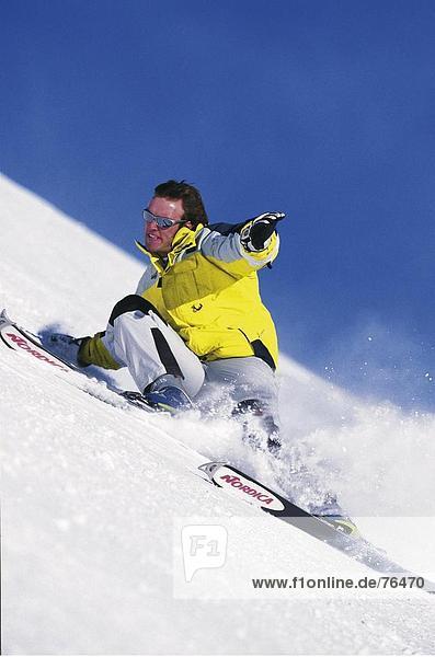 10644406  Aktion  Carving  Ski  Carver  Mann  Schnee  Ski  Skifahren  Sport  Winter  Wintersport  Sport