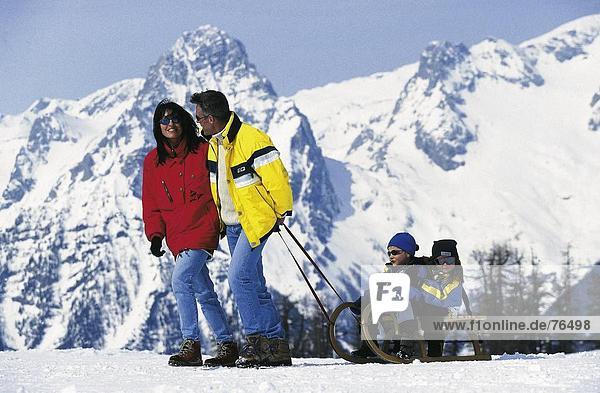 10644434  alpine  Alpen  Berge  Eltern  Familie  Freizeit  junge  Kinder  junge  Mädchen  Schlitten  Schlitten  Schlitten  Rodel  sle