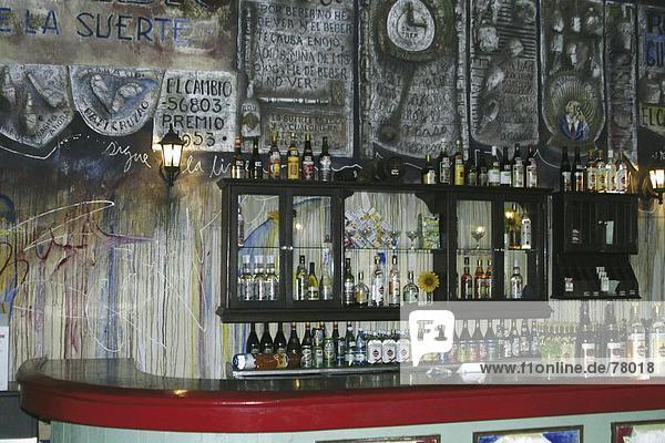 10650181  Alkohol  el Cambio  Camaguey  Flaschen  in Kuba  Caribbean  Bar