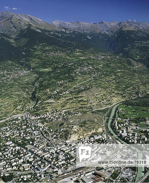 Landschaftlich schön landschaftlich reizvoll Europa Berg Stadt fließen Fluss Alpen Luftbild Rhone Schweiz Kanton Wallis