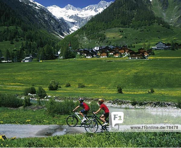 Freizeit Berg Fahrrad Rad fließen Fluss Alpen Kanton Wallis