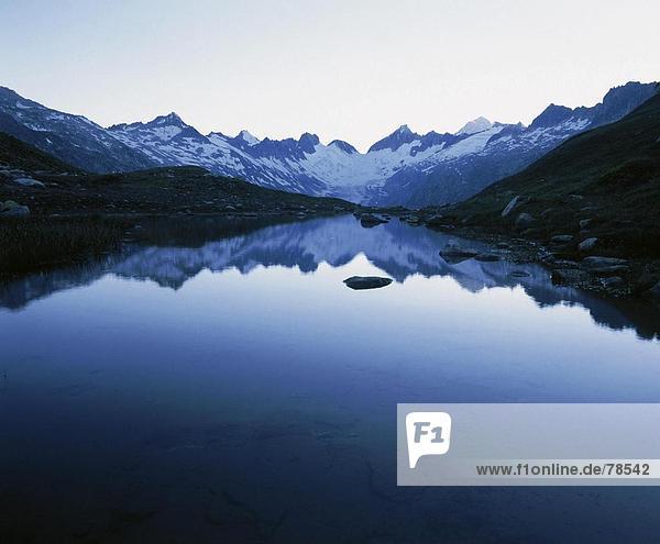 Landschaftlich schön landschaftlich reizvoll Berg Alpen Berner Oberland Kanton Bern Abenddämmerung Bergsee