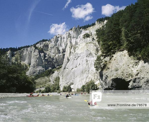 Felsbrocken Freizeit Sport Steilküste Wassersport Boot fließen Fluss Kajak Kanton Graubünden Schweiz