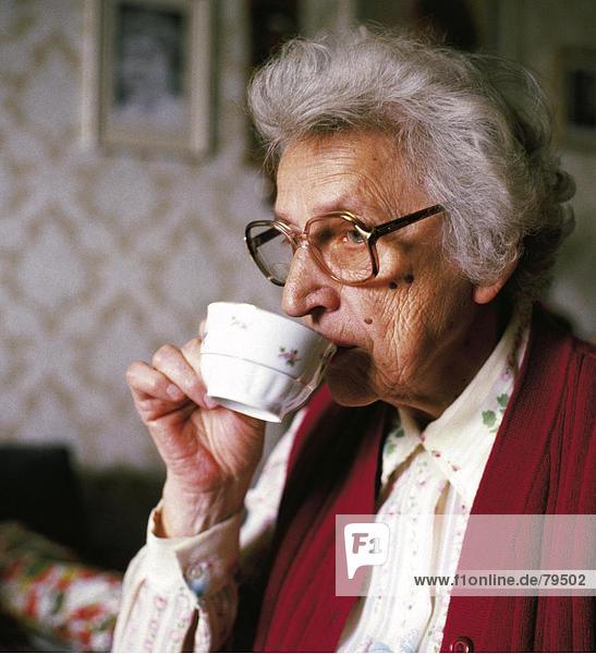 10760894  Alter  alte Person  Emotion  Essen  füttern  Speisen  Essen  Frau  Gefühl  Emotionen  Vergnügen  Getränke  Kaffee  Alter  pe