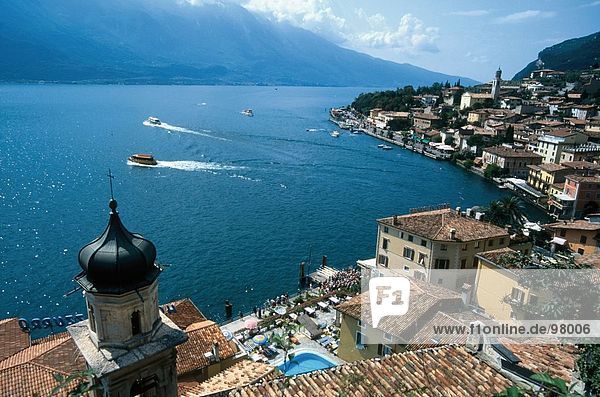 Erhöhte Ansicht der Stadt an der Küste  Gardasee  Italien