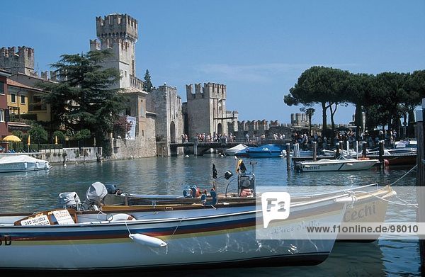 Boote im Wasser vor der Burg  Burg Scaliger  Sirmione  Italien