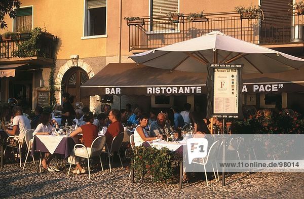 Touristen im Sidewalk Cafe  Italien
