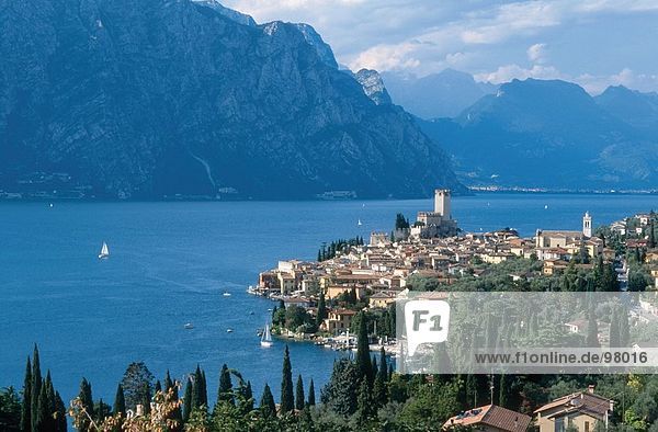 Erhöhte Ansicht des Dorfes am Seeufer  Gardasee  Malcesine  Veneto  Italien