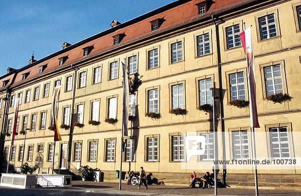 Touristen an Gebäude  Bamberg  Bayern  Deutschland