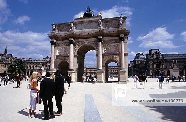 Tourists standing in front of triumphal arch  Arc de Triomphe du Carrousel  Paris  Ile-de-France  France