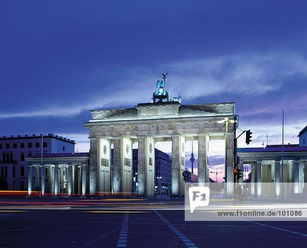 Torbogen beleuchtet in der Dämmerung  Brandenburger Tor  Pariser Platz  Berlin  Deutschland