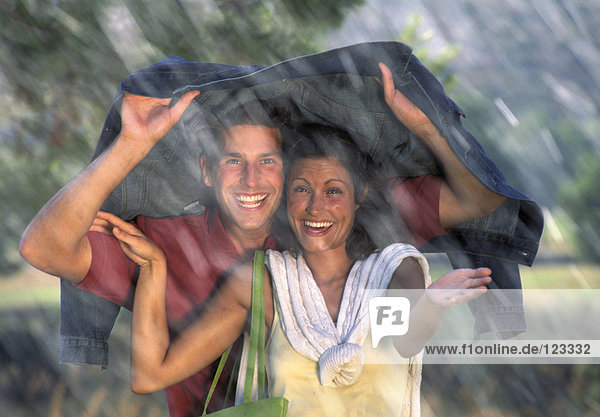 Paar im Regen