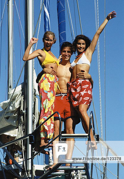 Drei Personen auf einem Segelboot