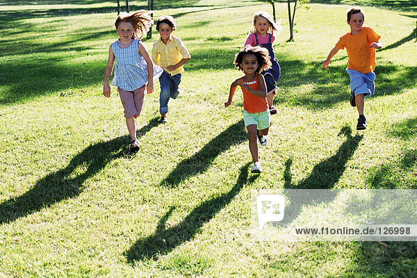 Kinder beim Laufen im Park