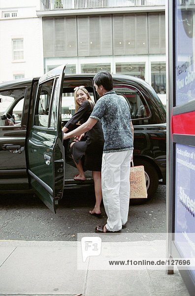 Paar nimmt ein Taxi
