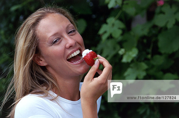 Mädchen essen Erdbeere
