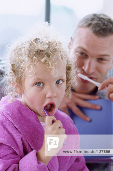 Vater und Tochter beim Zähneputzen