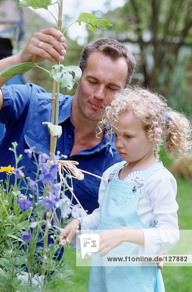 Vater und Tochter im Garten