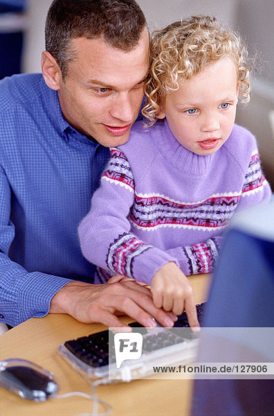 Vater und Tochter am Computer
