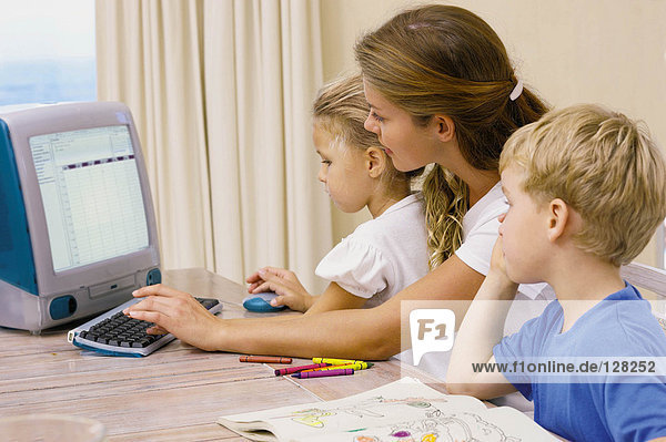 Mutter und Kinder am Computer