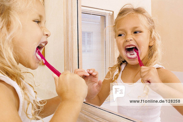 Mädchen beim Zähneputzen