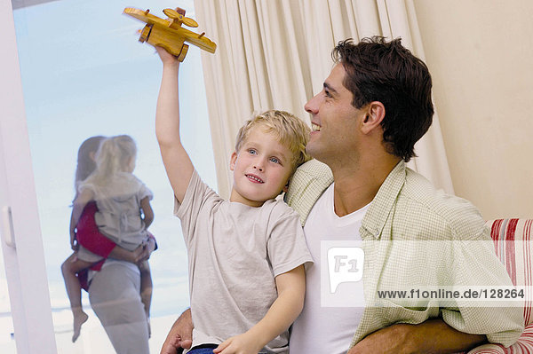 Vater und Sohn mit Spielzeugflugzeug