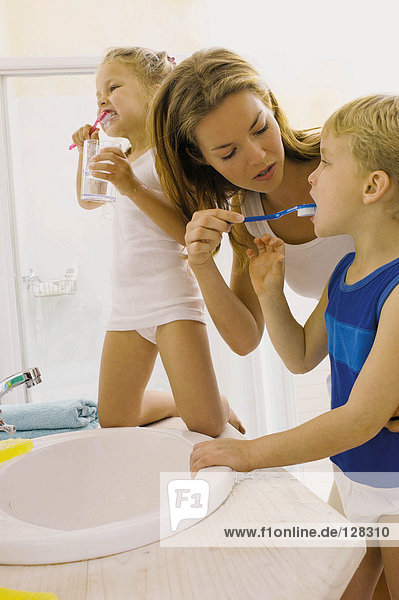 Kinder beim Zähneputzen