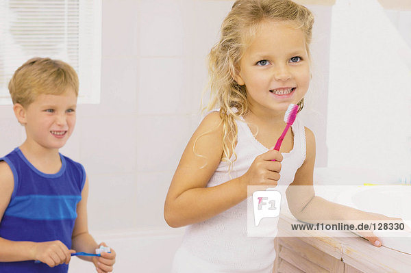 Kinder beim Zähneputzen