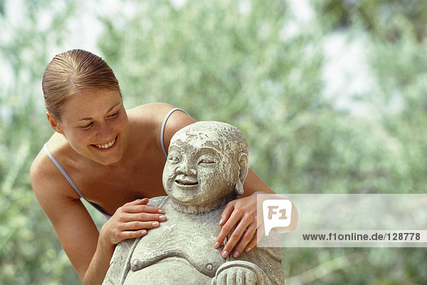 Frau mit Buddha-Statue