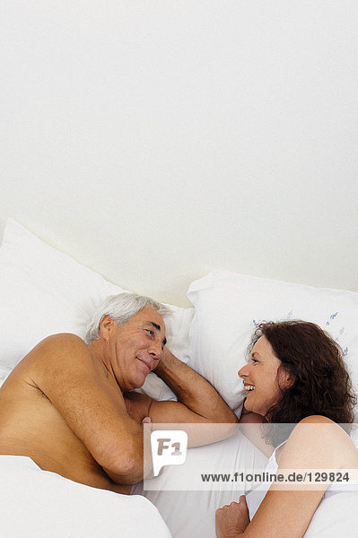 Seniorenpaar im Bett