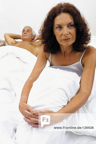 Seniorenpaar im Bett