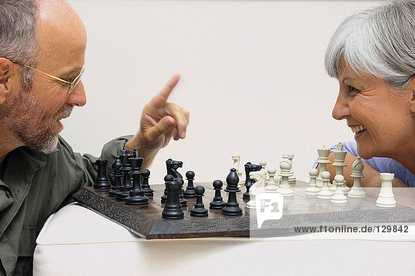 Paar spielt Schach