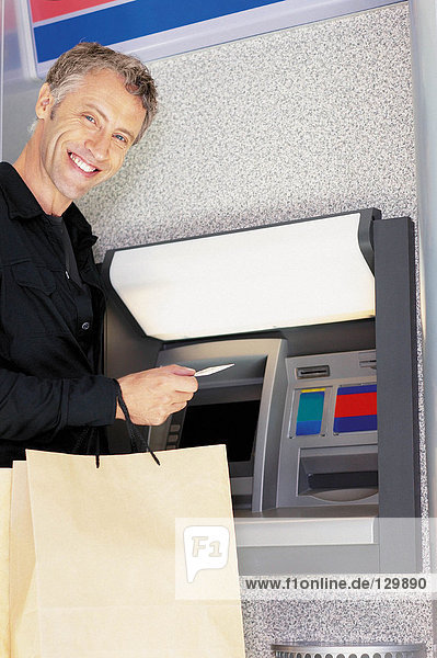 Mann bei Geldautomat