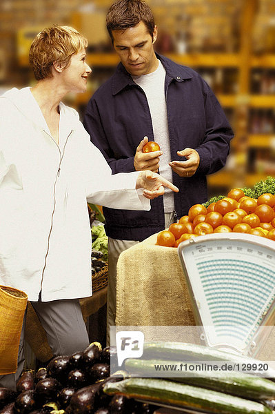 Paar schaut sich Tomaten an