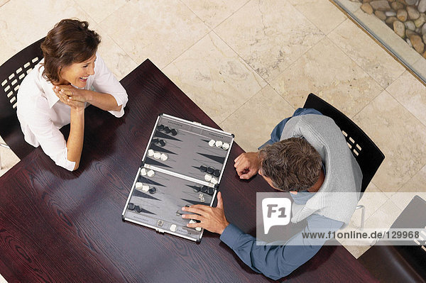 Mann und Frau spielen Backgammon