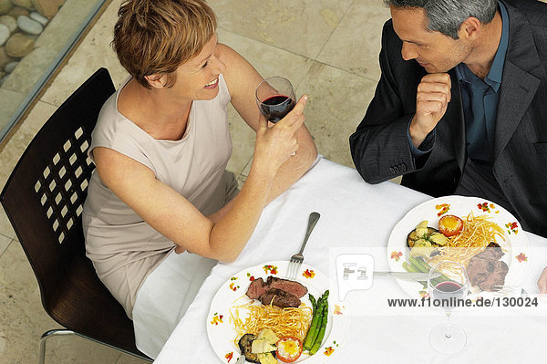 Mann und Frau beim romantischen Essen